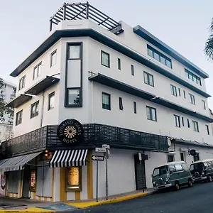 Hotel The Looking Glass